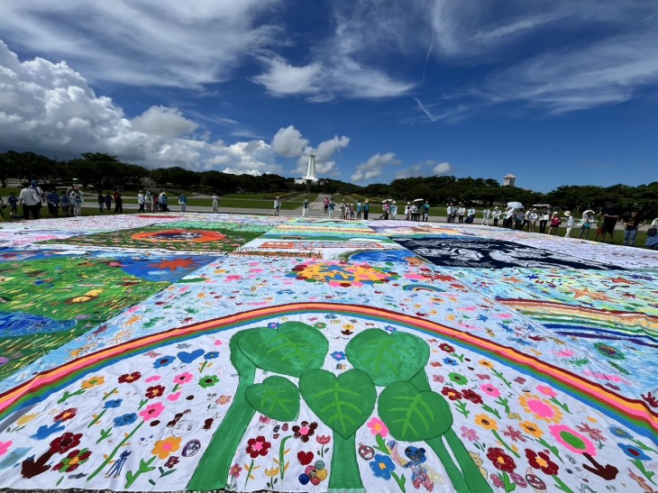 世界一大きな絵EXPO2025 平和祈念公園にて20枚の絵がつながり